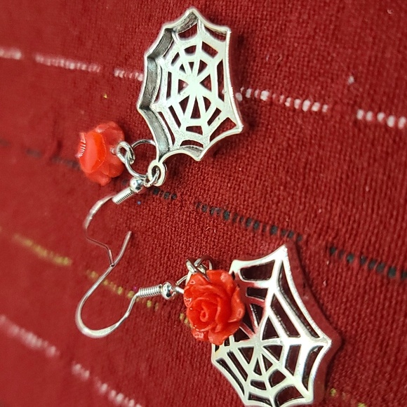 Cobweb & Rose Dangle Earrings NWT - Picture 5 of 6